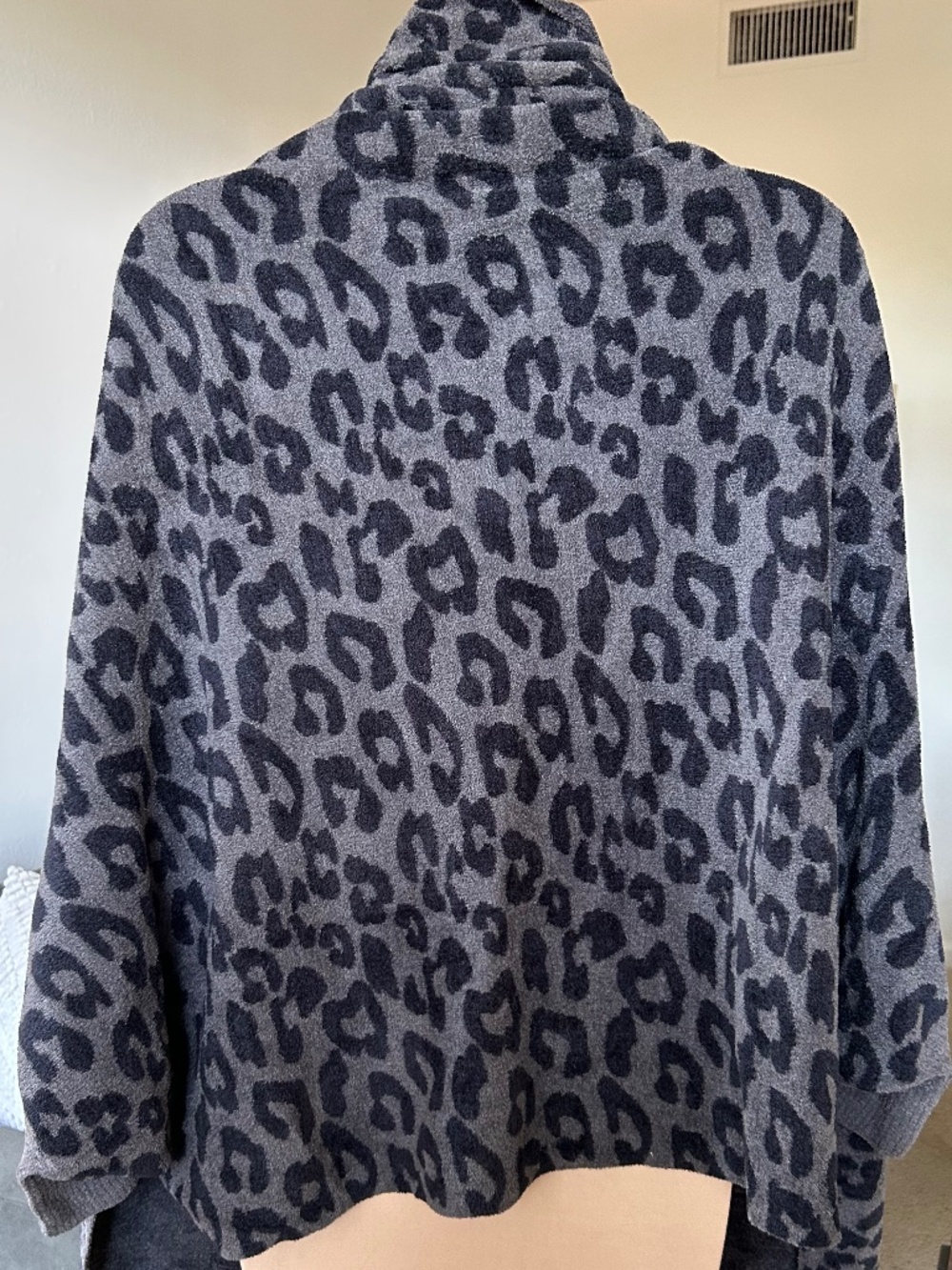 BAREFOOT DREAMS CozyChic Ultra Lite Leopard Blanket Wrap Carbon Black XS NWOT - Picture 6 of 10